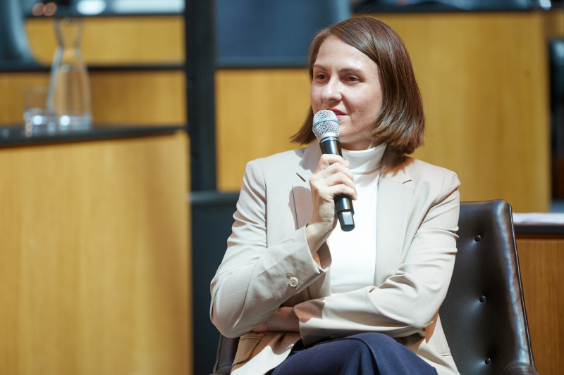 Panel mit Vertreter:innen der Parlamentsklubs. Nationalratsabgeordnete Katharina Werner (NEOS)