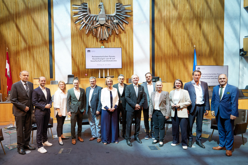 Von rechts: Nationalratspräsident Wolfgang Sobotka (ÖVP), Julian Nida-Rümelin Ludwig-Maximilians-Universität München, Nationalratsabgeordnete Katharina Werner (NEOS), Nationalratsabgeordnete Eva-Maria Himmelbauer (ÖVP), Co-Founder und CEO von apollo.ai Michael Hirschbrich, Leiter der ORF-Wissenschaft Günther Mayr, Nationalratsabgeordneter Süleyman Zorba (GRÜNE), Sarah Spiekermann-Hoff Wirtschaftsuniversität Wien, Nationalratsabgeordneter Gerhard Deimek (FPÖ), Günter Klambauer Johannes Kepler Universität Linz, Nationalratsabgeordnete Katharina Kucharowits (SPÖ), Staatssekretär Florian Tursky (ÖVP), Rektor Johannes Kepler Universität Linz Meinhard Lukas