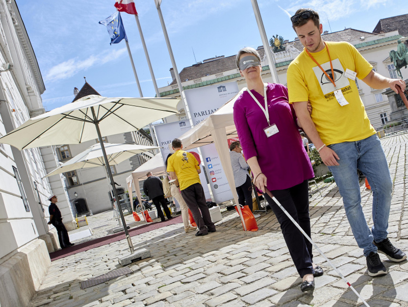 Veranstaltungsteilnehmner:innen besuchen eine Station im Rahmen des Workshops