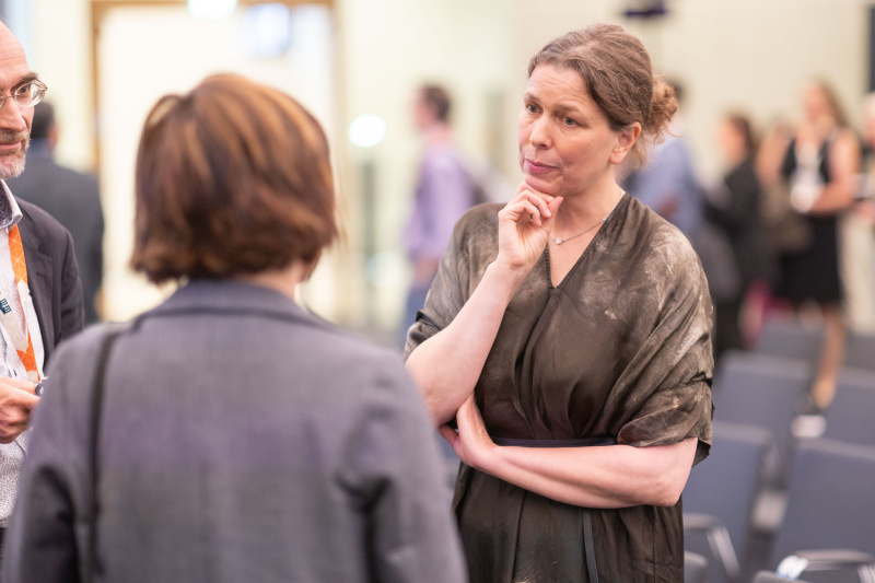 Iris Eisenberger im Gespräch mit Veranstaltungsteilnehmer:innen