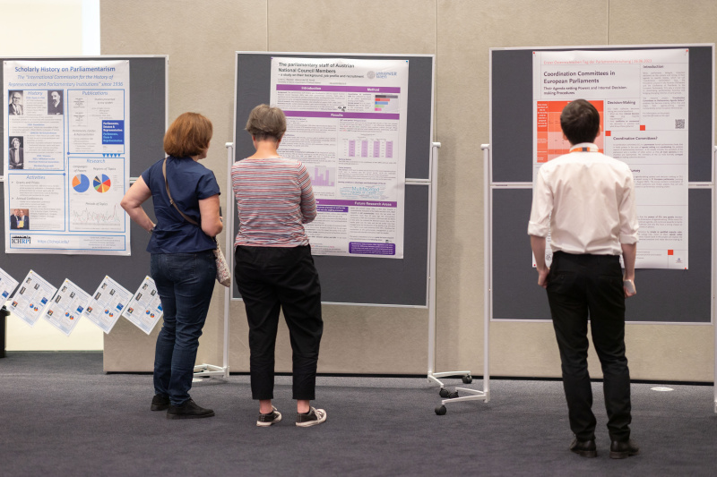 Teilnehmer:innen beim Betrachten der Poster