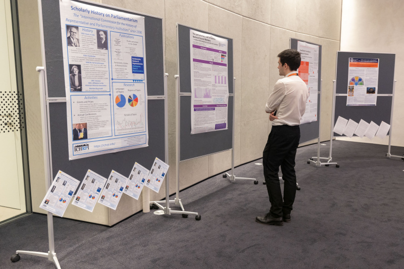 Teilnehmer beim Betrachten der Poster