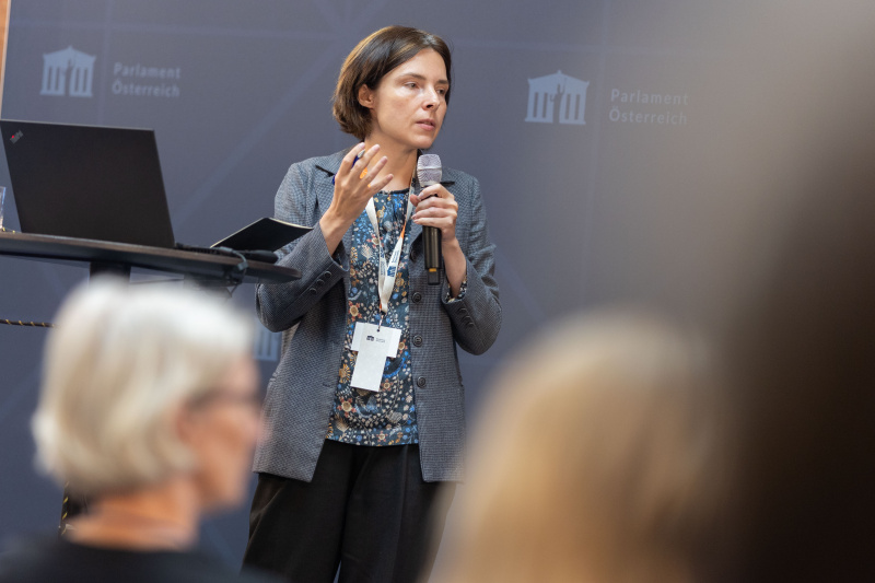 Panel Session: "The role of parliaments in international relations" Am Wort: Anna Khvorostiankina