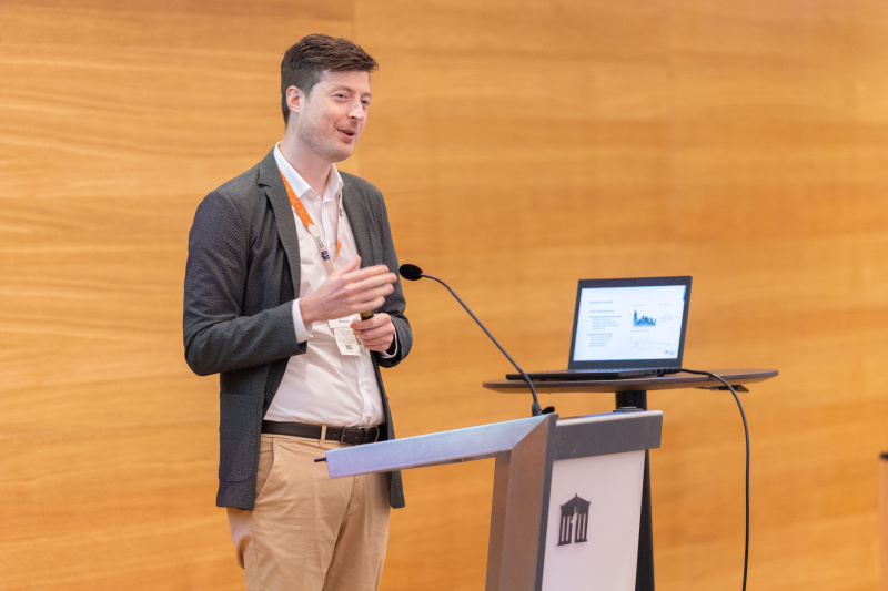 Panel Session I: "Different types of evidence in(to) parliamentary processes". Am Rednerpult: Magnus Schoeller, University of Vienna