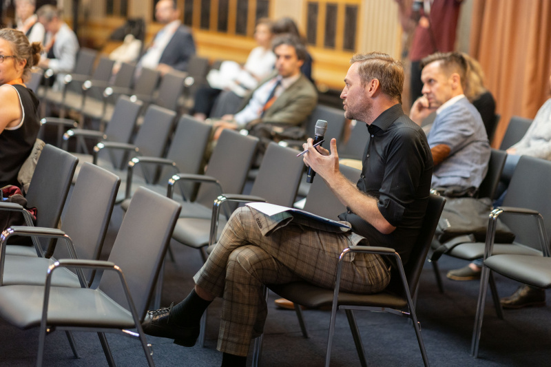 "Panel IV: Representation, democratic culture and publik perception". Frage aus dem Publikum