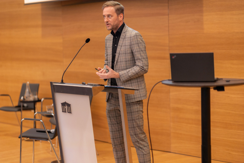"Forschungsjahr im Parlament": Presentation of the selected research project and researcher. Am Rednerpult: Christoph Clar,  Parlamentsdirektion