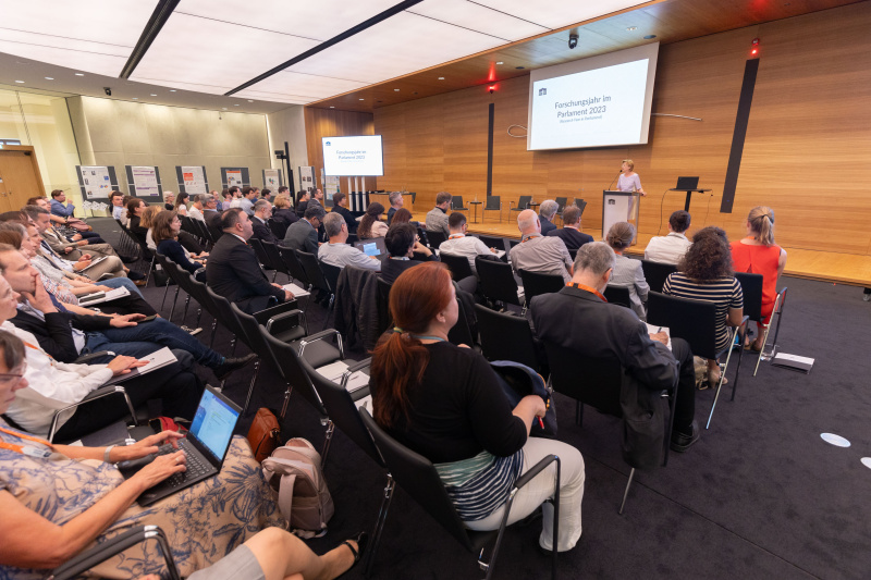 "Forschungsjahr im Parlament": Presentation of the selected research project and researcher. Veranstaltungstelnehmer:innen