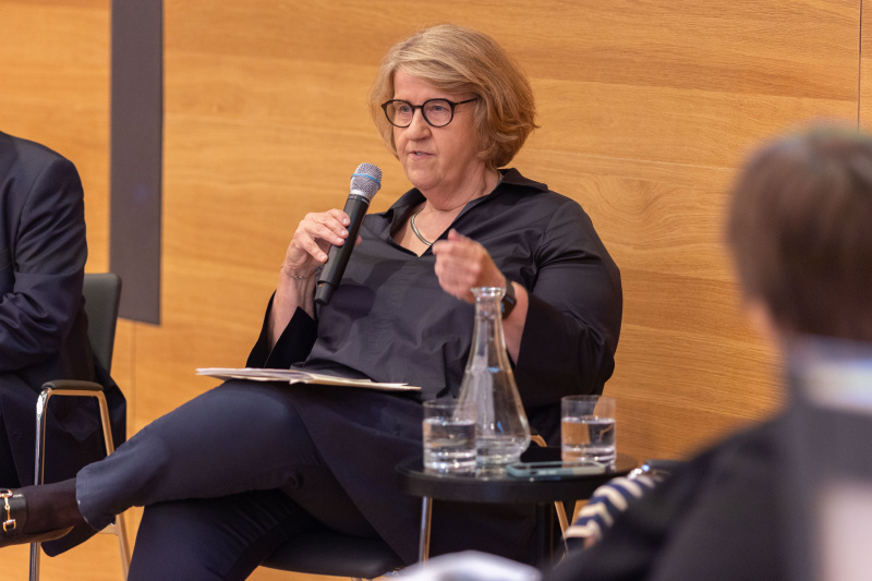 "Panel Discussion: Science-policy interface und Parlamente: Wie kann ein kontinuierlicher Austausch gestaltet sein?"