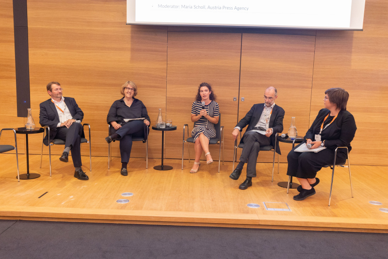 "Panel Discussion: Science-policy interface und Parlamente: Wie kann ein kontinuierlicher Austausch gestaltet sein?"