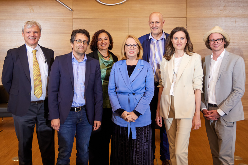 Gruppenfoto mit Teilnehmer:innen. 4. von links: Zweite Nationalratspräsidentin Doris Bures (SPÖ)