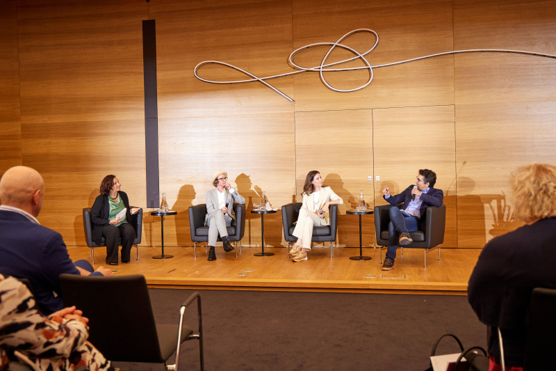 Podiumsdiskussion, von links: Petra Stuiber DER STANDARD, Harald Oberhofer Universitätsprofessor am Department Volkswirtschaft der Wirtschaftsuniversität Wien und Ökonom am österreichischen Institut für Wirtschaftsforschung (WIFO), Judith Kohlenberger Kulturwissenschafterin am Institut für Sozialpolitik der Wirtschaftsuniversität Wien, Florian Gasser DIE ZEIT