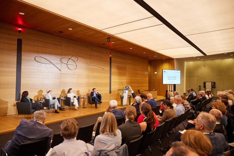 Podiumsdiskussion, von links: Petra Stuiber DER STANDARD, Harald Oberhofer Universitätsprofessor am Department Volkswirtschaft der Wirtschaftsuniversität Wien und Ökonom am österreichischen Institut für Wirtschaftsforschung (WIFO), Judith Kohlenberger Kulturwissenschafterin am Institut für Sozialpolitik der Wirtschaftsuniversität Wien, Florian Gasser DIE ZEIT