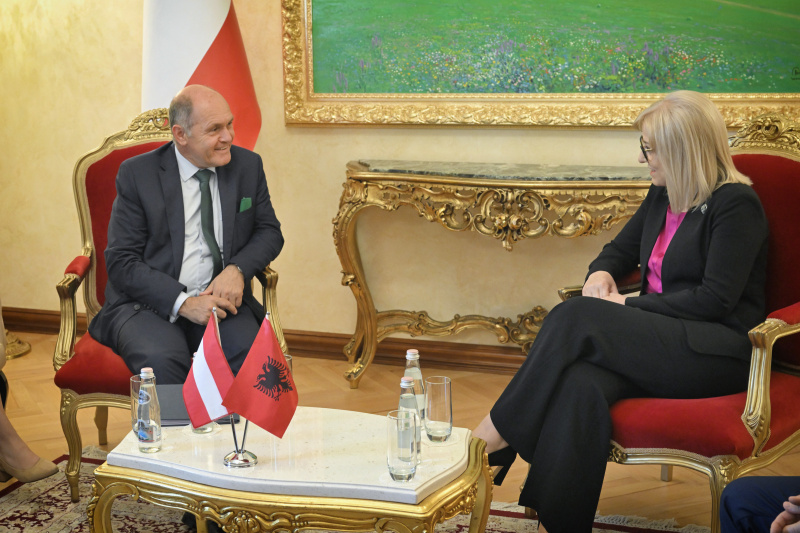 Treffen mit der Parlamentspräsidentin Albaniens Lindita Nikolla. Von links: Von links: Nationalratspräsident Wolfgang Sobotka (ÖVP), Parlamentspräsidentin Albaniens Lindita Nikolla
