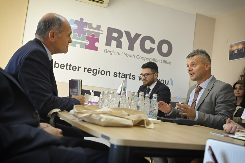 Treffen mit dem RYCO-Generalsekretär Albert Hani. Von links: Nationalratspräsident Wolfgang Sobotka (ÖVP), RYCO-Mitarbeiter, RYCO-Generalsekretär Albert Hani