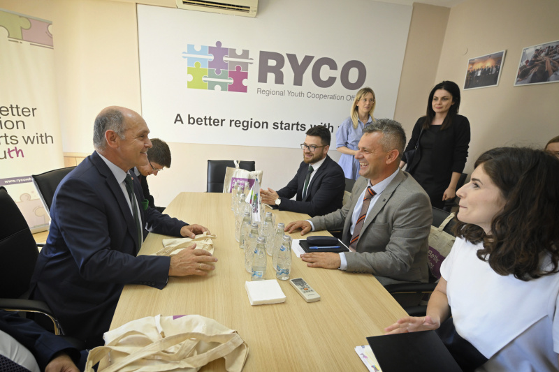 Treffen mit dem RYCO-Generalsekretär Albert Hani. Von links: Nationalratspräsident Wolfgang Sobotka (ÖVP), RYCO-Mitarbeiter, RYCO-Generalsekretär Albert Hani, RYCO-Mitarbeiterin