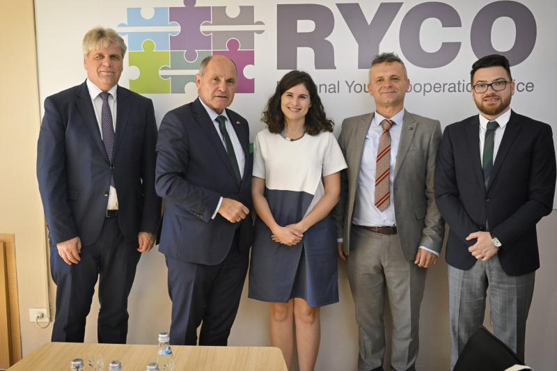 Treffen mit dem RYCO-Generalsekretär Albert Hani. Von links: Botschafter Christian Steiner, Nationalratspräsident Wolfgang Sobotka (ÖVP), RYCO-Mitarbeiterin, RYCO-Generalsekretär Albert Hani,  RYCO-Mitarbeiter