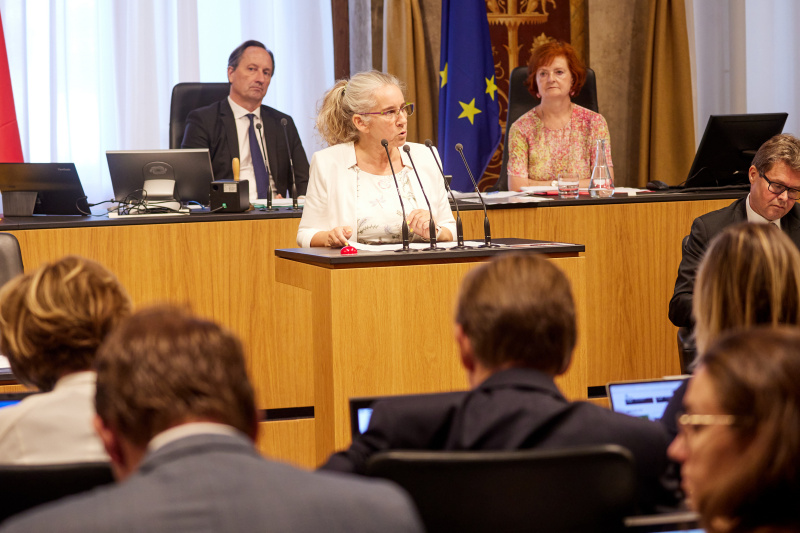 Am Rednerpult Bundesrätin Simone Jagl (GRÜNE)