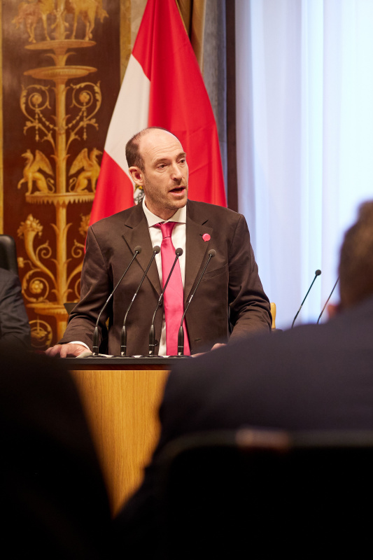 Am Rednerpult Bundesrat Karl-Arthur Arlamovsky (NEOS)