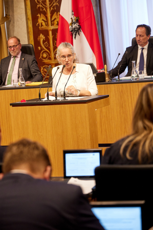 Am Rednerpult Bundesrätin Simone Jagl (GRÜNE)