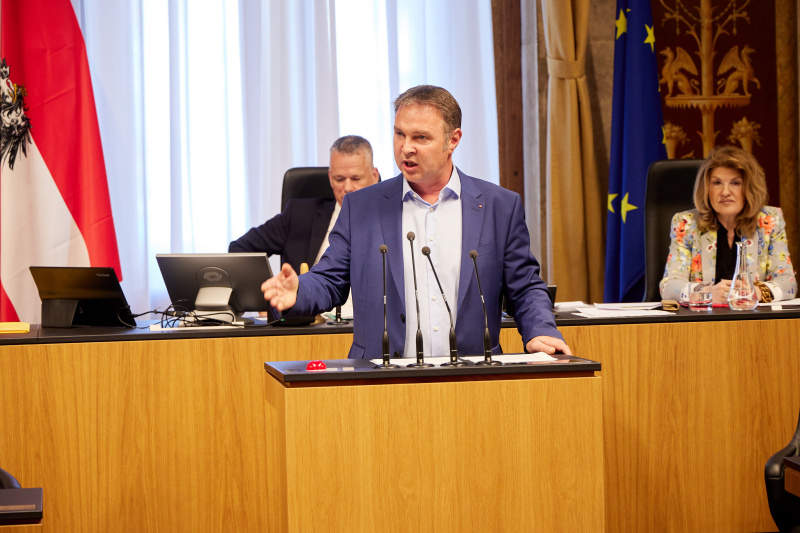Am Rednerpult Bundesrat Andreas Babler (SPÖ)