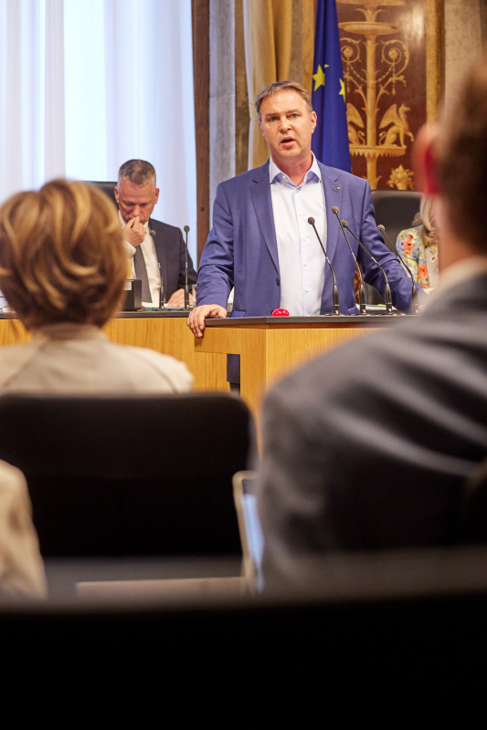 Am Rednerpult Bundesrat Andreas Babler (SPÖ)