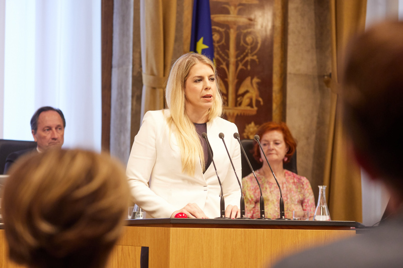 Am Rednerpult Bundesrätin Isabella Theuermann (FPÖ)