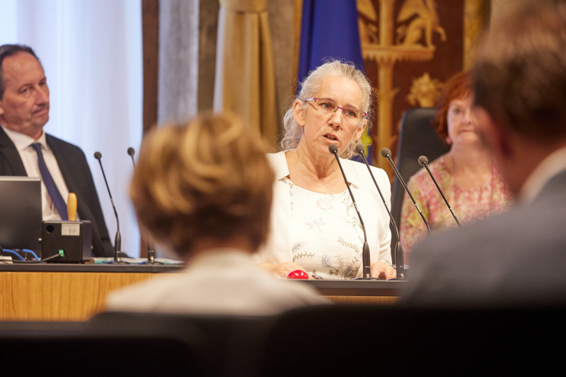 Am Rednerpult Bundesrätin Simone Jagl (GRÜNE)
