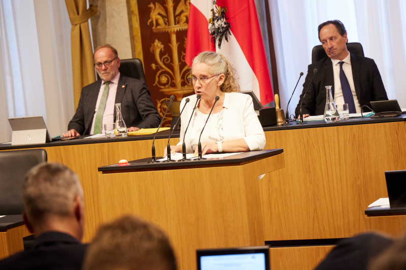 Am Rednerpult Bundesrätin Simone Jagl (GRÜNE)