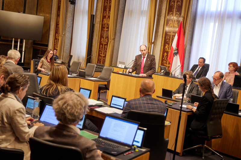 Am Rednerpult Bundesrat Karl-Arthur Arlamovsky (NEOS)