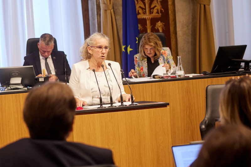 Am Rednerpult Bundesrätin Simone Jagl (GRÜNE)