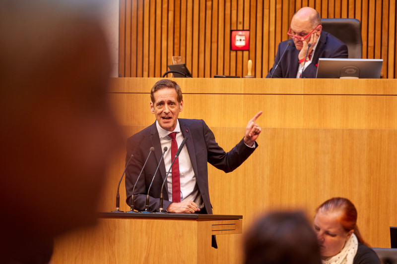 Am Rednerpult Nationalratsabgeordneter Kai Jan Krainer (SPÖ)