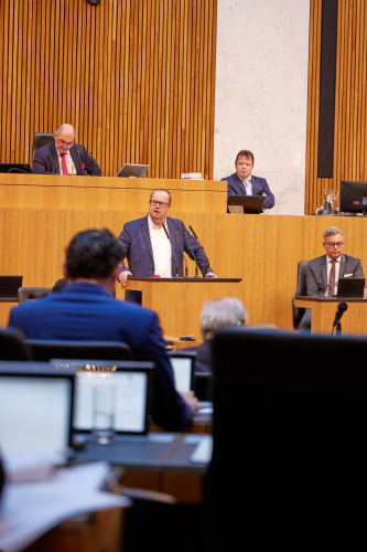 Am Rednerpult Nationalratsabgeordneter Hubert Fuchs (FPÖ)