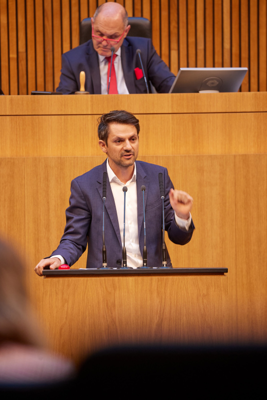 Am Rednerpult Nationalratsabgeordneter Jakob Schwarz (GRÜNE)