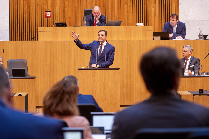 Am Rednerpult Nationalratsabgeordneter Gerald Loacker (NEOS)