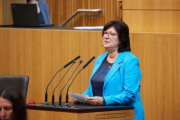 Am Rednerpult Nationalratsabgeordnete Rosa Ecker (FPÖ)