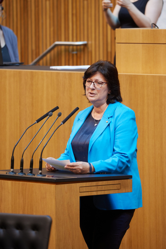 Am Rednerpult Nationalratsabgeordnete Rosa Ecker (FPÖ)