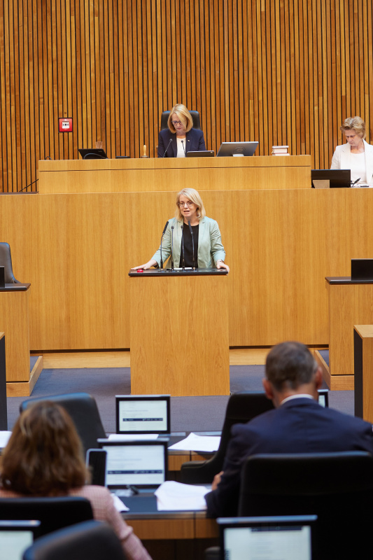 Am Rednerpult Nationalratsabgeordnete Bettina Rausch (ÖVP)