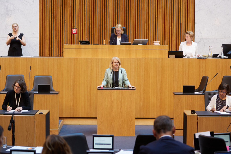 Am Rednerpult Nationalratsabgeordnete Bettina Rausch (ÖVP)