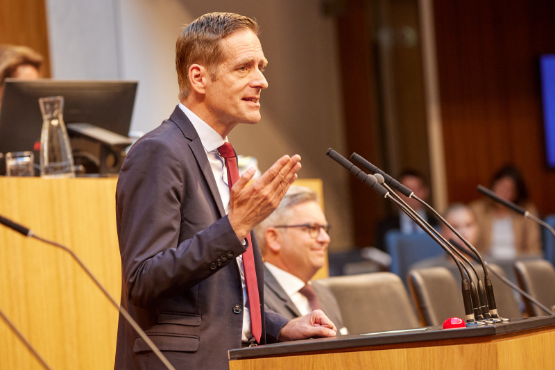 Am Rednerpult Nationalratsabgeordneter Kai Jan Krainer (SPÖ)