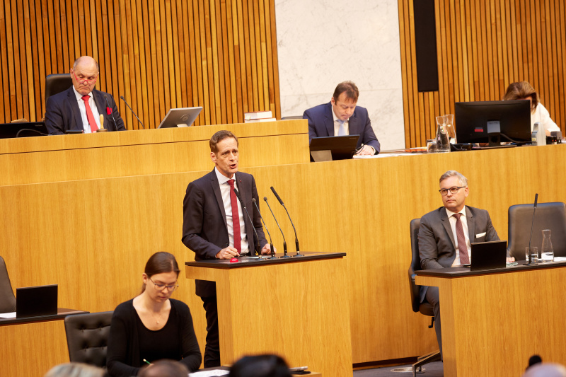 Am Rednerpult Nationalratsabgeordneter Kai Jan Krainer (SPÖ)