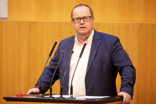 Am Rednerpult Nationalratsabgeordneter Hubert Fuchs (FPÖ)