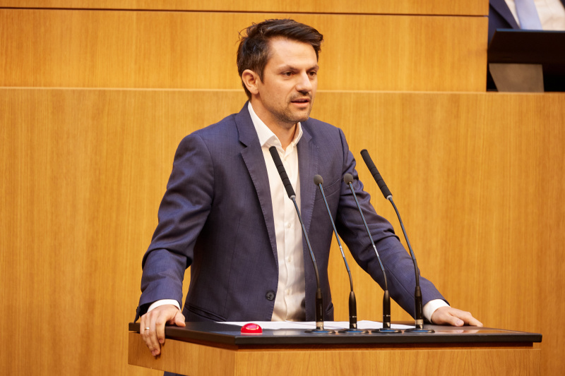 Am Rednerpult Nationalratsabgeordneter Jakob Schwarz (GRÜNE)