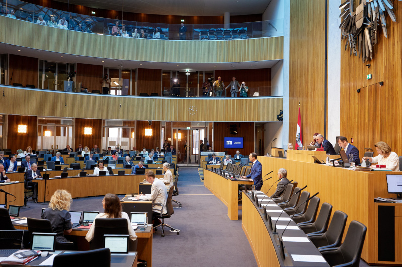 Am Rednerpult Nationalratsabgeordneter Gerald Loacker (NEOS)
