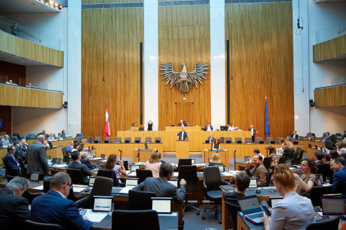 Blick ins Plenum. Am Rednerpult Nationalratsabgeordneter Axel Kassegger (FPÖ)