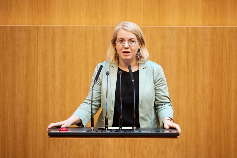 Am Rednerpult Nationalratsabgeordnete Bettina Rausch (ÖVP)