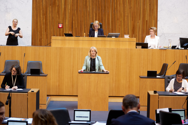 Am Rednerpult Nationalratsabgeordnete Bettina Rausch (ÖVP)