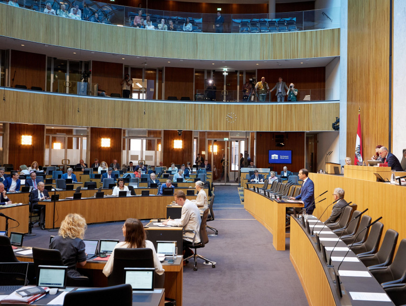 Am Rednerpult Nationalratsabgeordneter Gerald Loacker (NEOS)