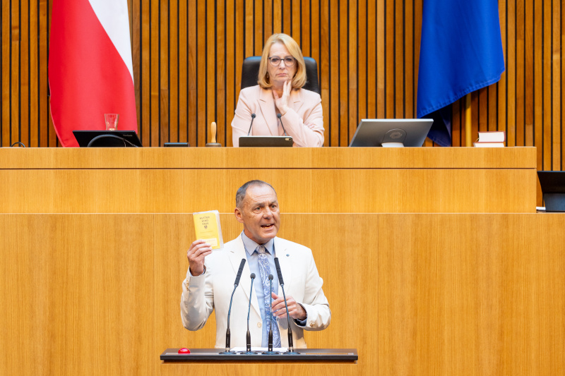 Am Rednerpult Nationalratsabgeordneter Peter Wurm (FPÖ)