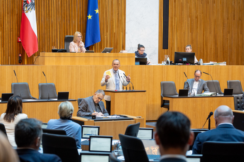 Am Rednerpult Nationalratsabgeordneter Peter Wurm (FPÖ)