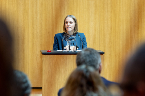 Am Rednerpult Nationalratsabgeordnete Kira Grünberg (ÖVP)